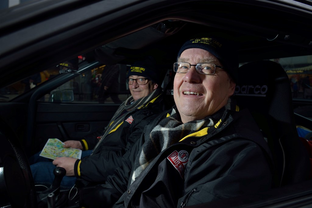 Min nye Porsche er et motorvejslokomotiv. Nu skal vi se, hvad den kan i bjergene, sagde Lars Bækkelund, der har Arne Pagh i codriversædet i sin Porsche 924 turbo.
(Foto: Michael Eisenberg)